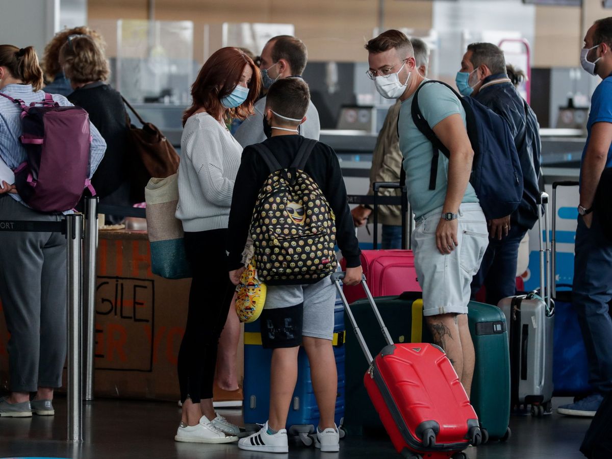 Foto: Viajeros en un aeropuerto de Bélgica. (EFE)