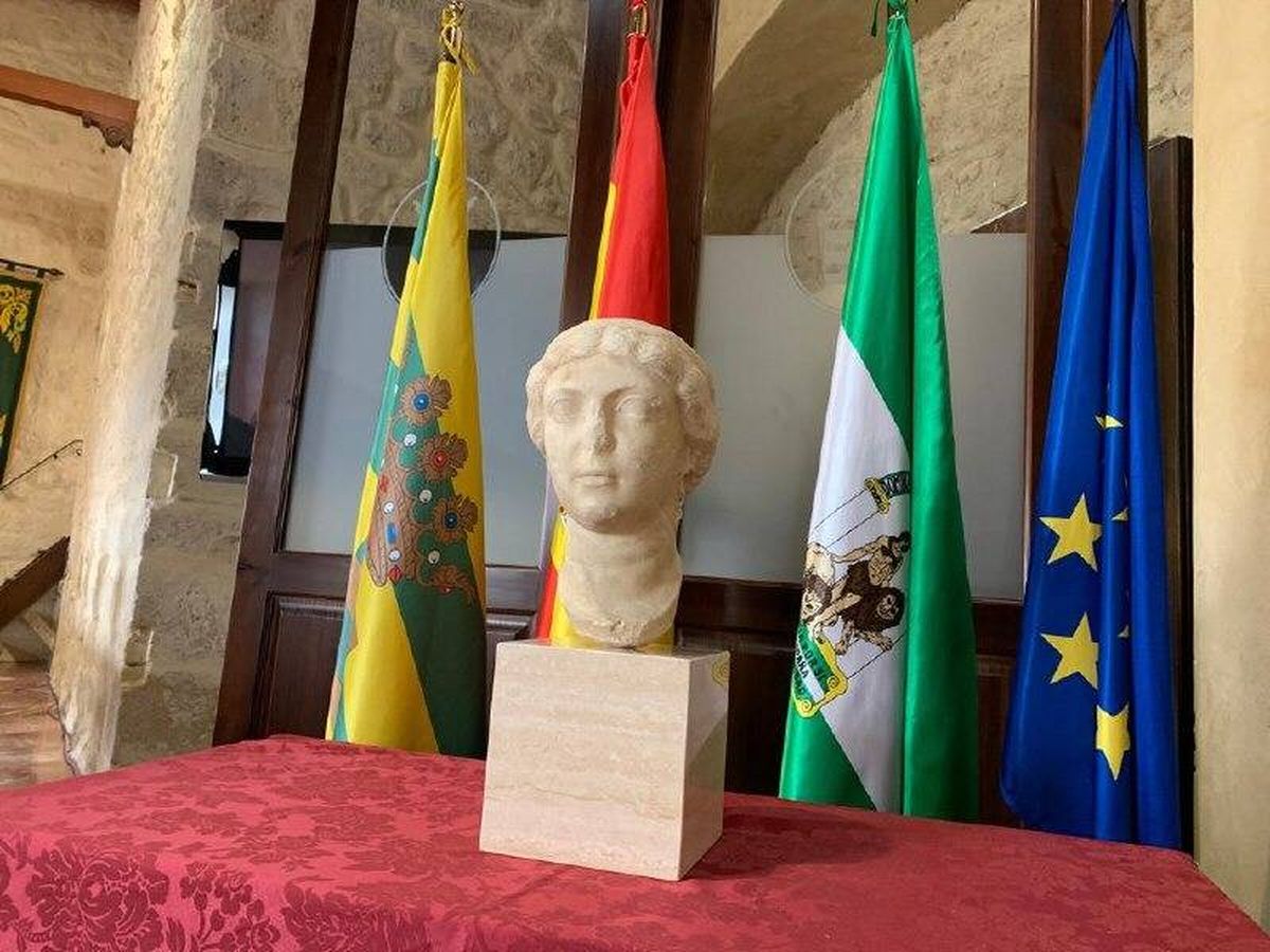 Foto: Busto recuperado por la Guardia Civil y que fue robado hace una década en Cádiz. (Guardia Civil)