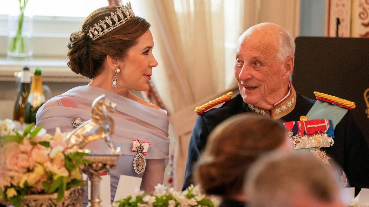 Mary de Dinamarca estrena la tiara de perlas de las reinas y la luce con un vestido de gala azul remodelado