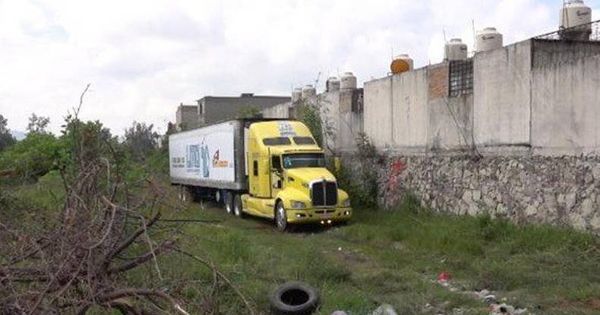 Foto: El camión, abandonado en una finca (Foto: Twitter)