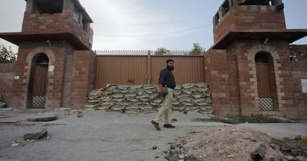 Foto: Un agente de la policía paquistaní, ante la prisión de Peshawar donde permanece encerrado el doctor Shakil Afridi. (Reuters) 