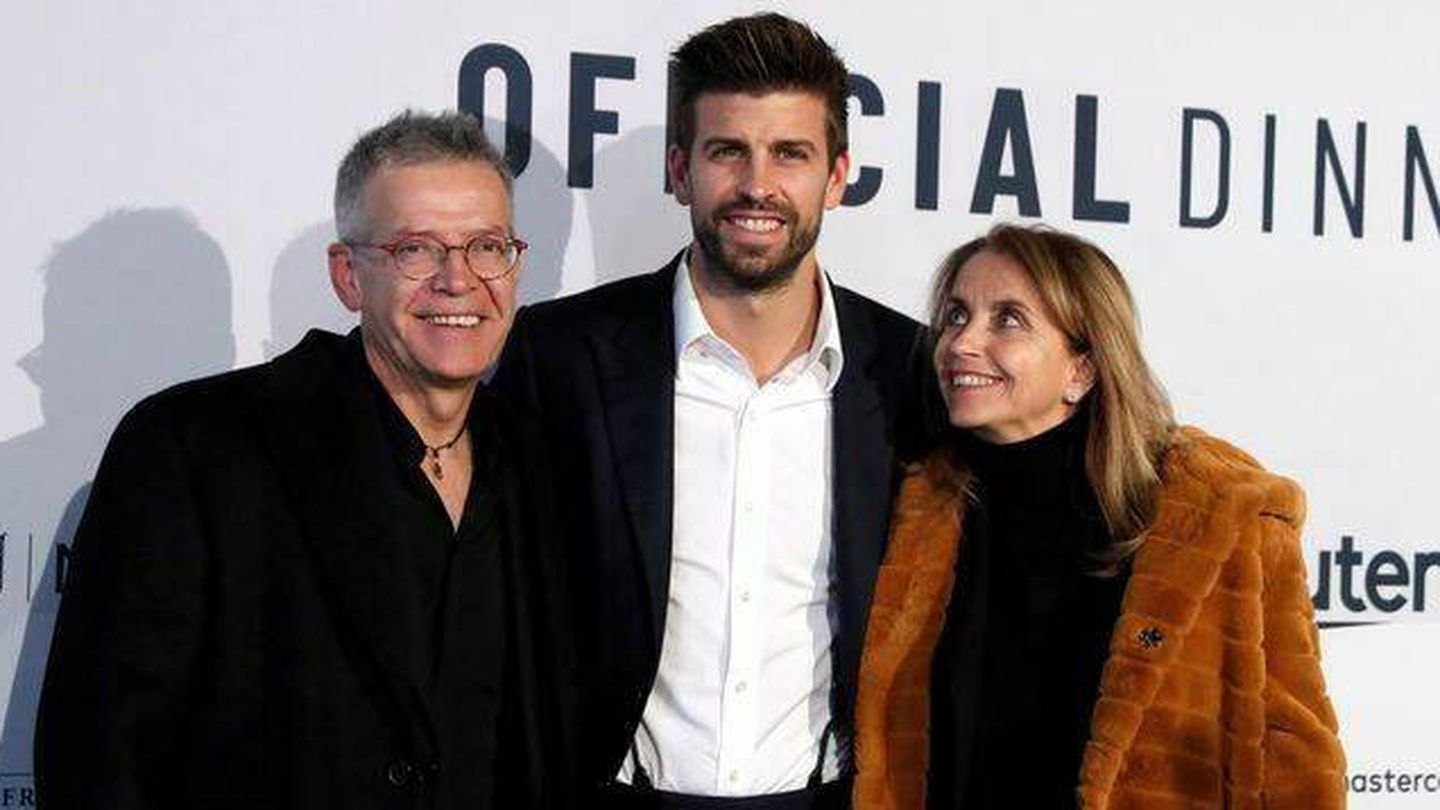  Gerard Piqué, con sus padres, Joan y Montse. (EFE)