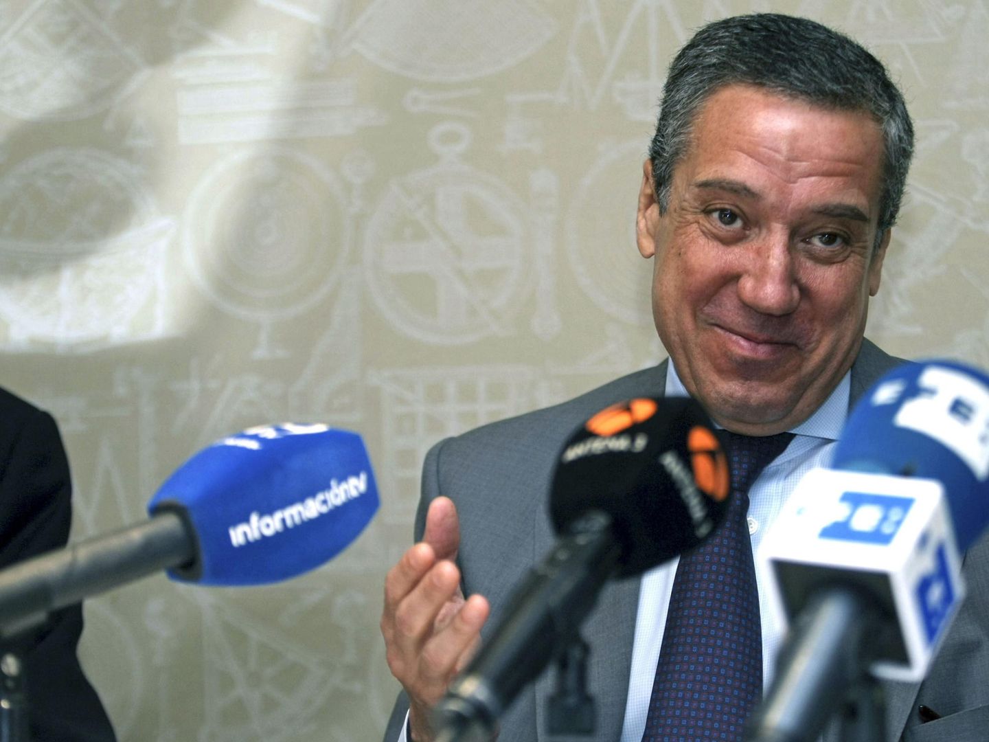 Eduardo Zaplana en una rueda de prensa en 2014. (EFE)