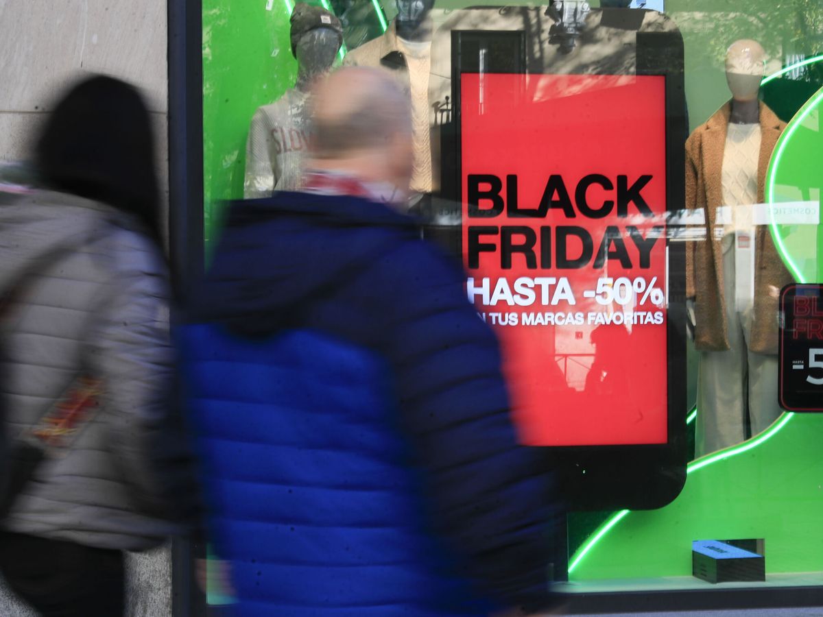 Foto: Escaparate de una tienda de ropa donde se muestra el descuento de algunas prendas con motivo del Black Friday. (EFE/Fernando Alvarado)