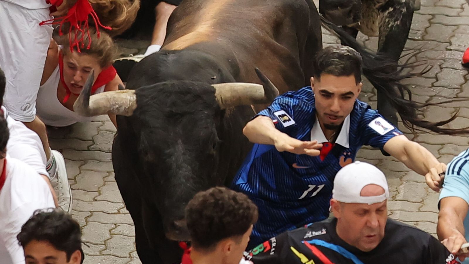 Séptimo encierro de San Fermín 2026, en vídeo: improduencias, vuelta al ruedo de los Miura y 2 minutos y 34 segundos