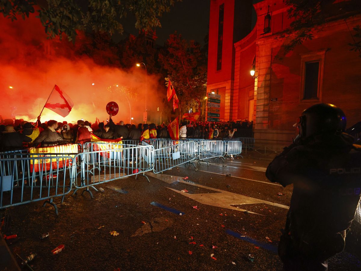 Foto: La Policía, ante los manifestantes concentrados frente a la sede del PSOE, en la calle Ferraz. (EFE/Javier Lizón)