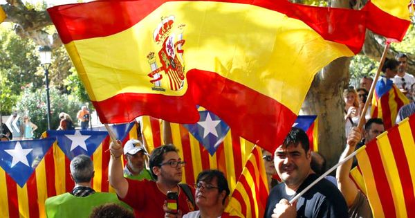 Foto: Una bandera de España entre esteladas. (Reuters)