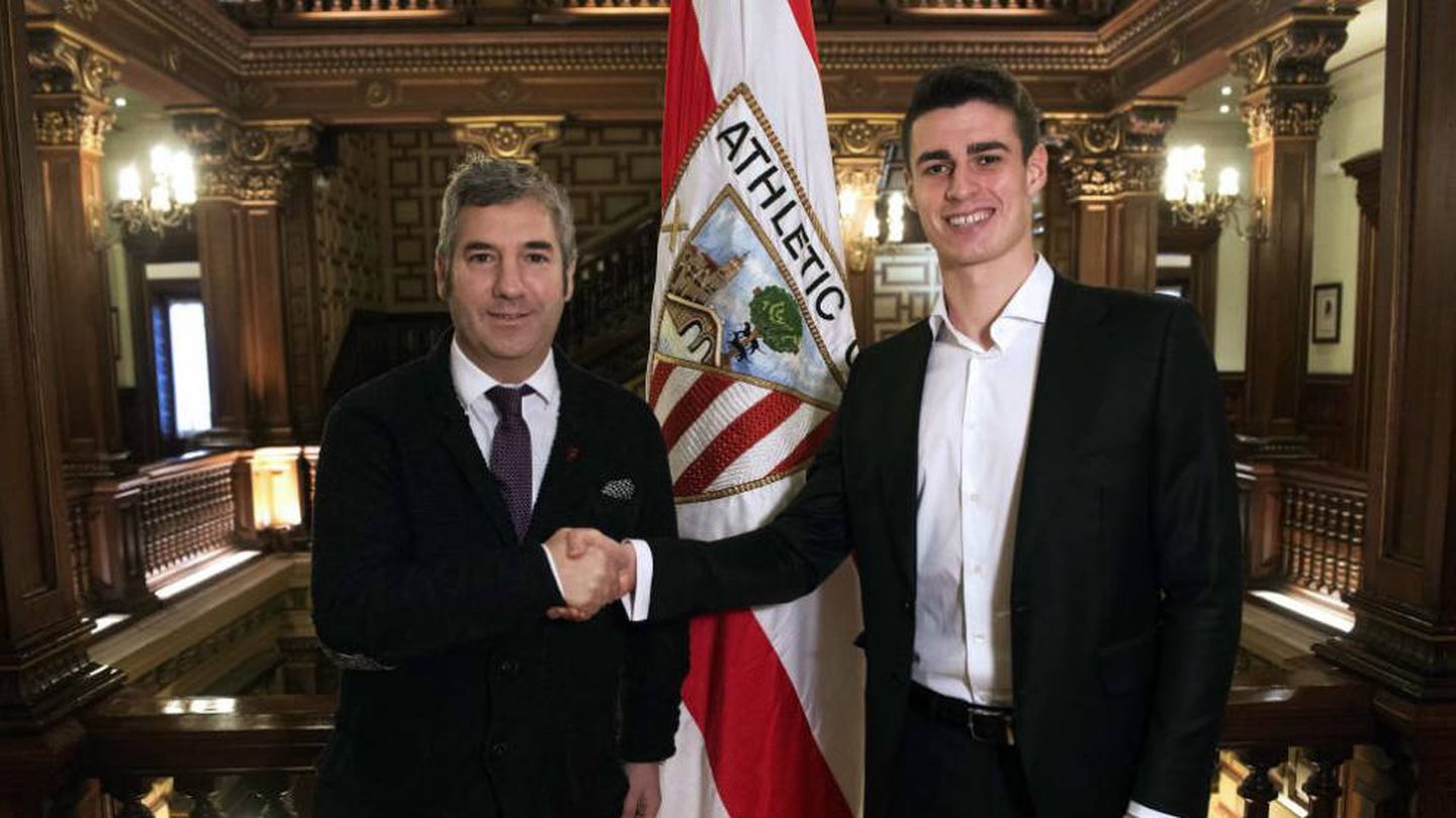 Kepa estrecha la mano de Urrutia tras su última renovación con el Athletic. (EFE)