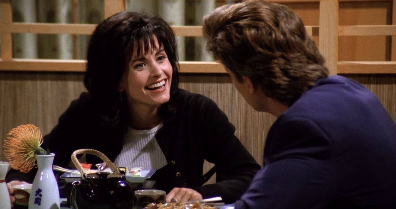 Monica en su cita con Paul, el representante de vinos, en un fotograma de la serie 'Friends'