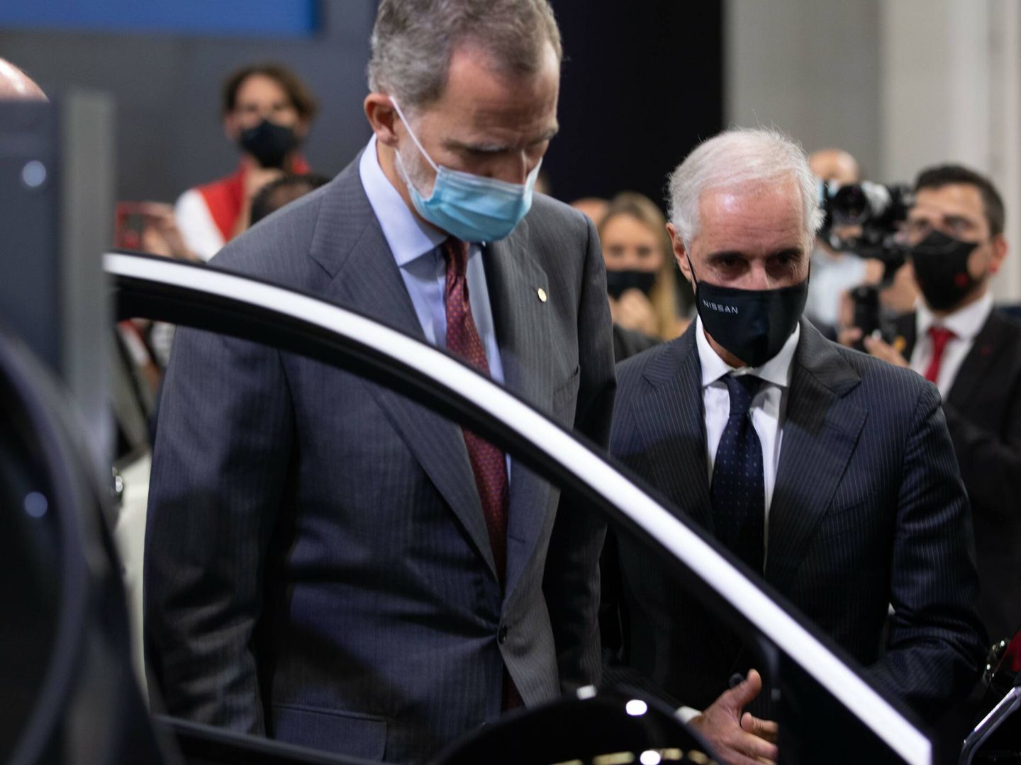 El CEO de Nissan Iberia, Bruno Mattucci, mostró al rey Felipe en Automobile Barcelona el Ariya, un SUV 100% eléctrico que se comercializará en España en 2022.