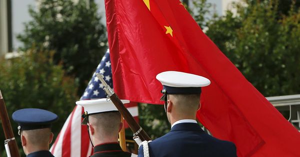 Foto: Militares estadounidenses portan las banderas de EEUU y de China (Reuters)