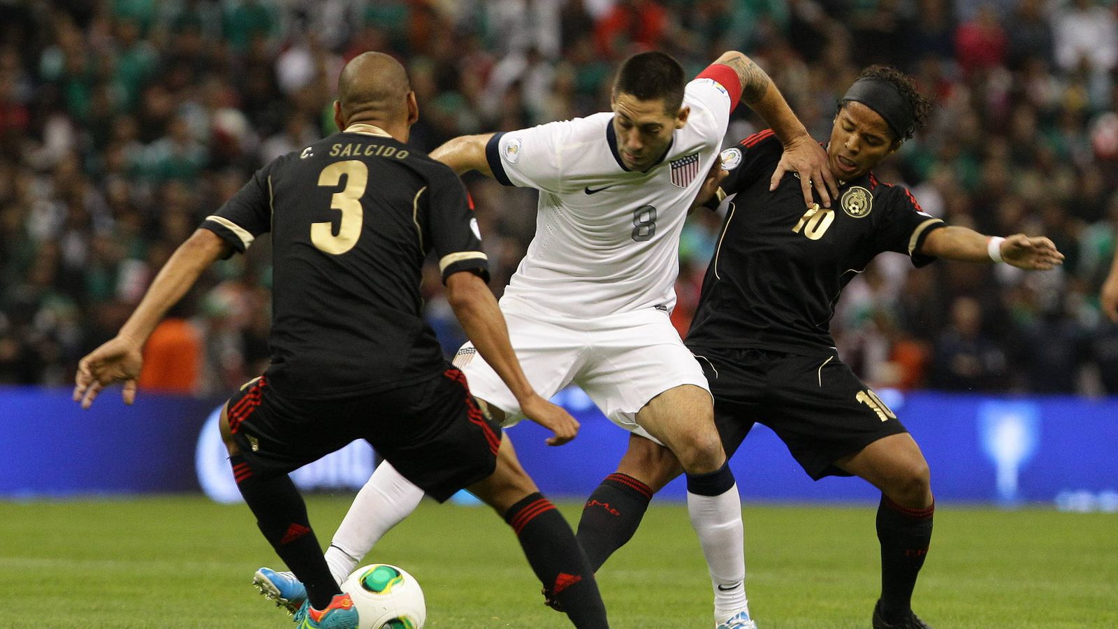 Foto: Estados Unidos vs México, mucho más que un simple partido de fútbol (Efe).