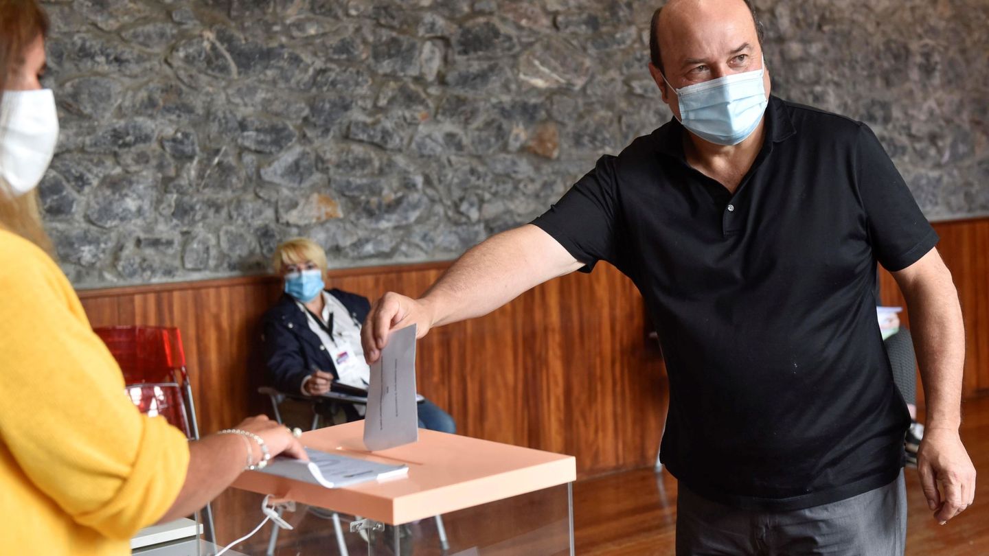 El presidente del PNV, Andoni Ortuzar, ejerce su derecho al voto, el pasado domingo. (EFE)
