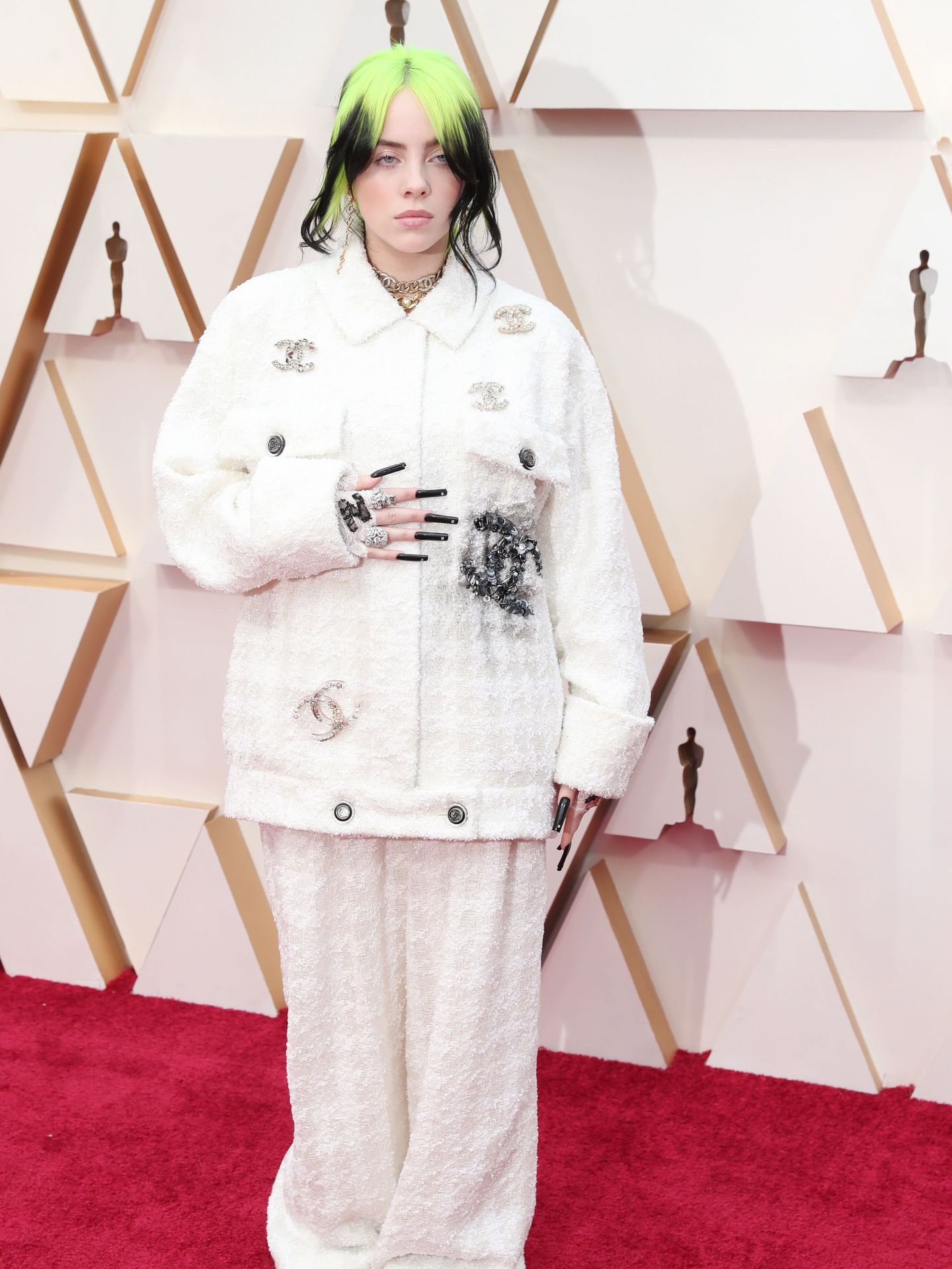 La cantante Billie Eilish, de Chanel, en la alfombra roja de los Oscar. (EFE)