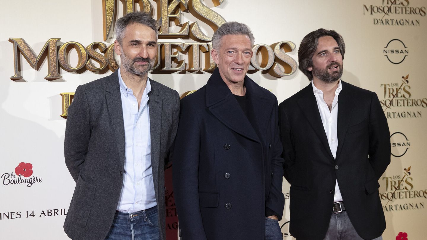 El director Martin Bourboulon, el actor Vincent Cassel y el productor Dimitri Rassam, a su llegada a la presentación de la película 'Los tres mosqueteros: D'Artagnan'. (EFE)