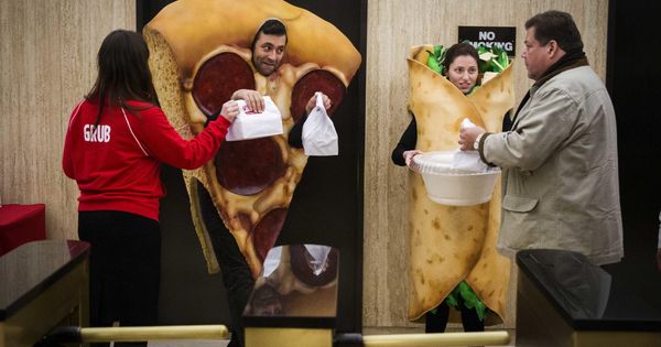 Foto: Gente disfrazada de comida en la Bolsa de Nueva York el día del debut en bolsa de GrubHub en 2014. (Reuters)