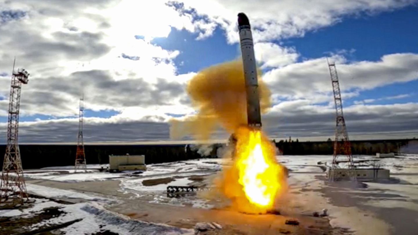 Imagen del lanzamiento del misil RS-28 Sarmat, realizado esta semana. (Reuters)