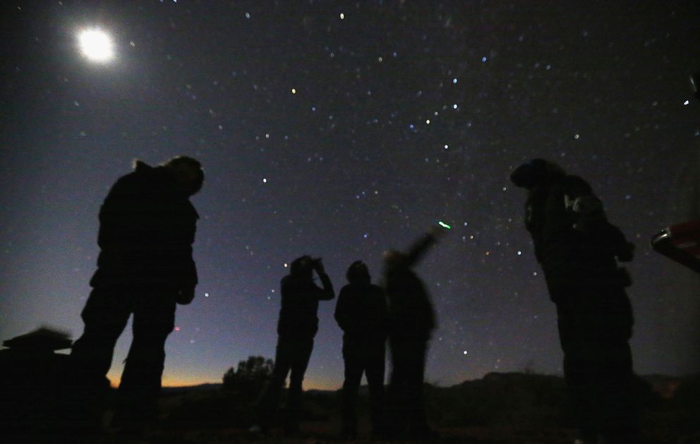 Un grupo de personas busca ovnis en el desierto de Arizona (Reuters).
