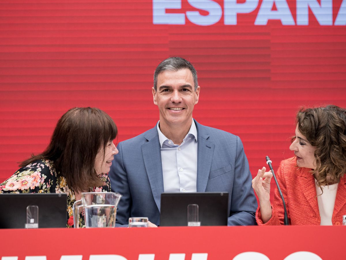 Foto: Pedro Sánchez, entre Cristina Narbona y María Jesús Montero, en la sede de Ferraz. (Europa Press/Diego Radamés)
