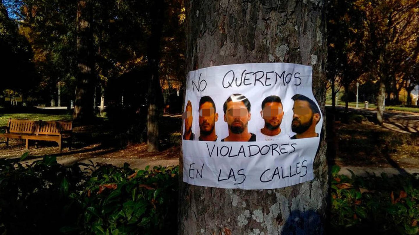 Cartel en Pamplona con los rostros de los cinco integrantes de La manada junto al lema 'No queremos violadores en las calles'. (EC)