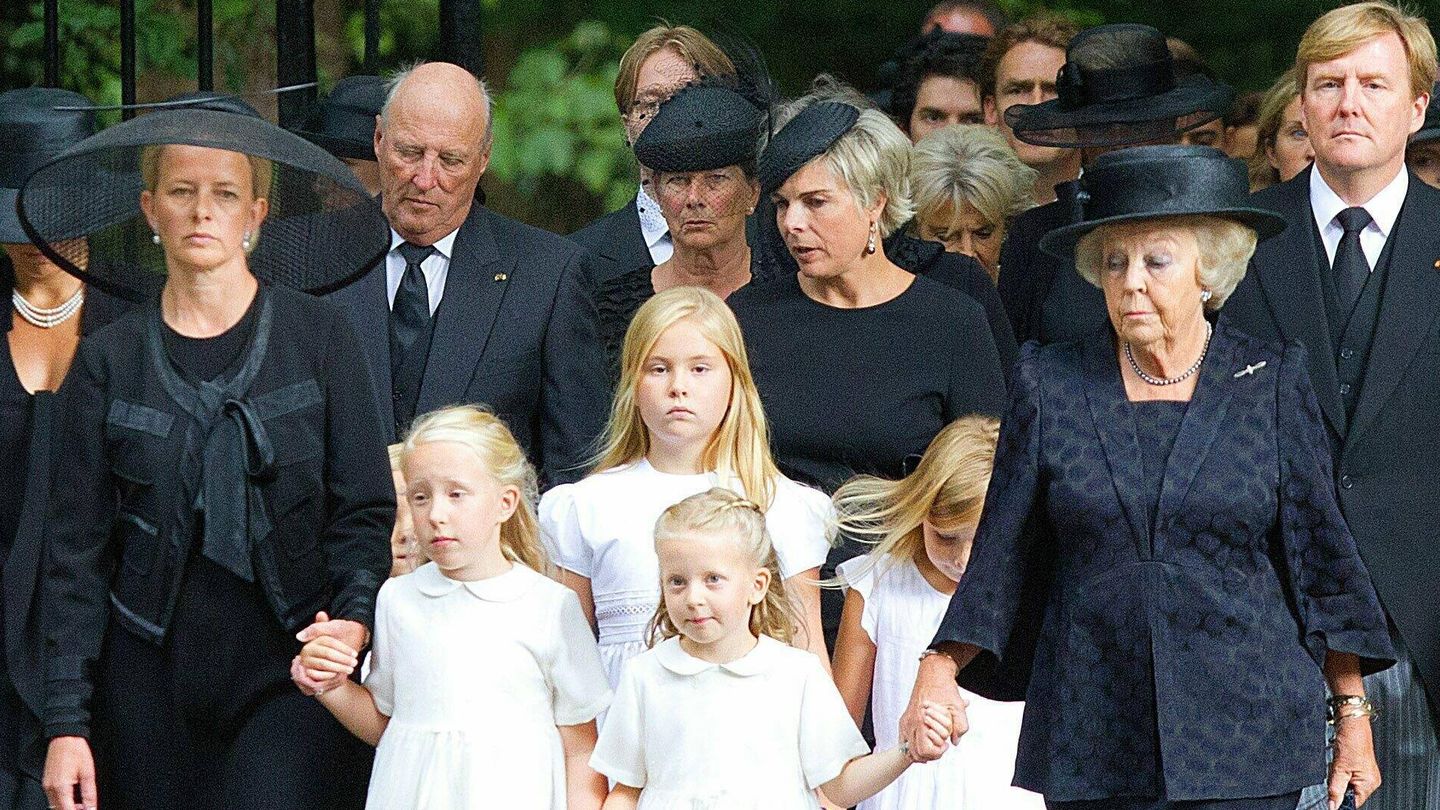 El funeral tras la muerte del príncipe Friso con Luana de la mano de su madre y su hermana. (Cordon Press)