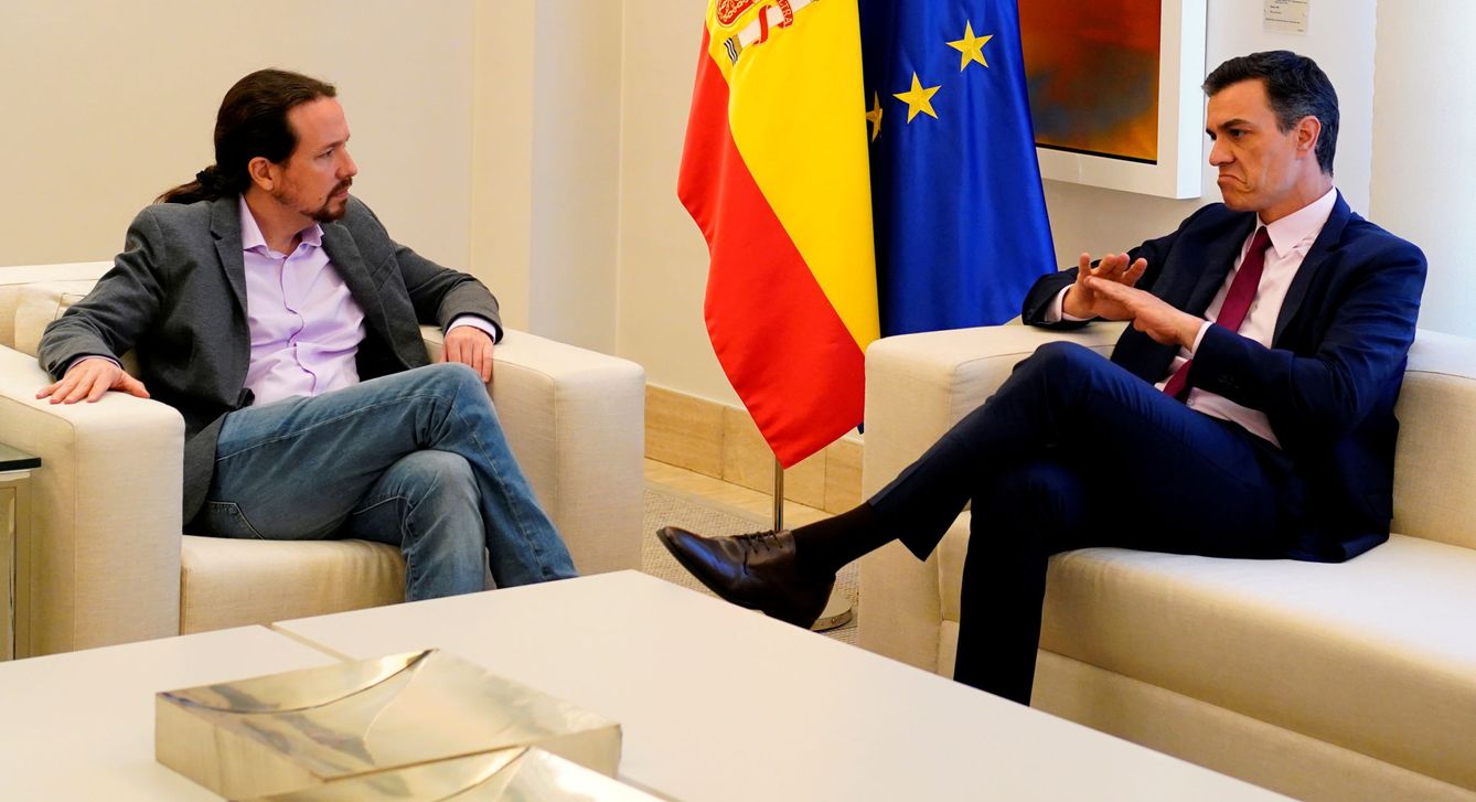 Pedro Sánchez y Pablo Iglesias en una foto de archivo de su encuentro en mayo en Moncloa. (Reuters)