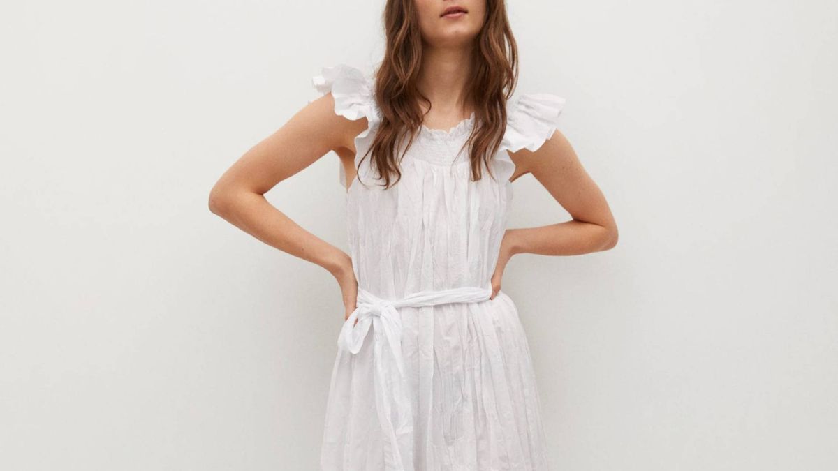 Amplio, blanco y sostenible, así es el nuevo vestido de Mango que tienes que comprar