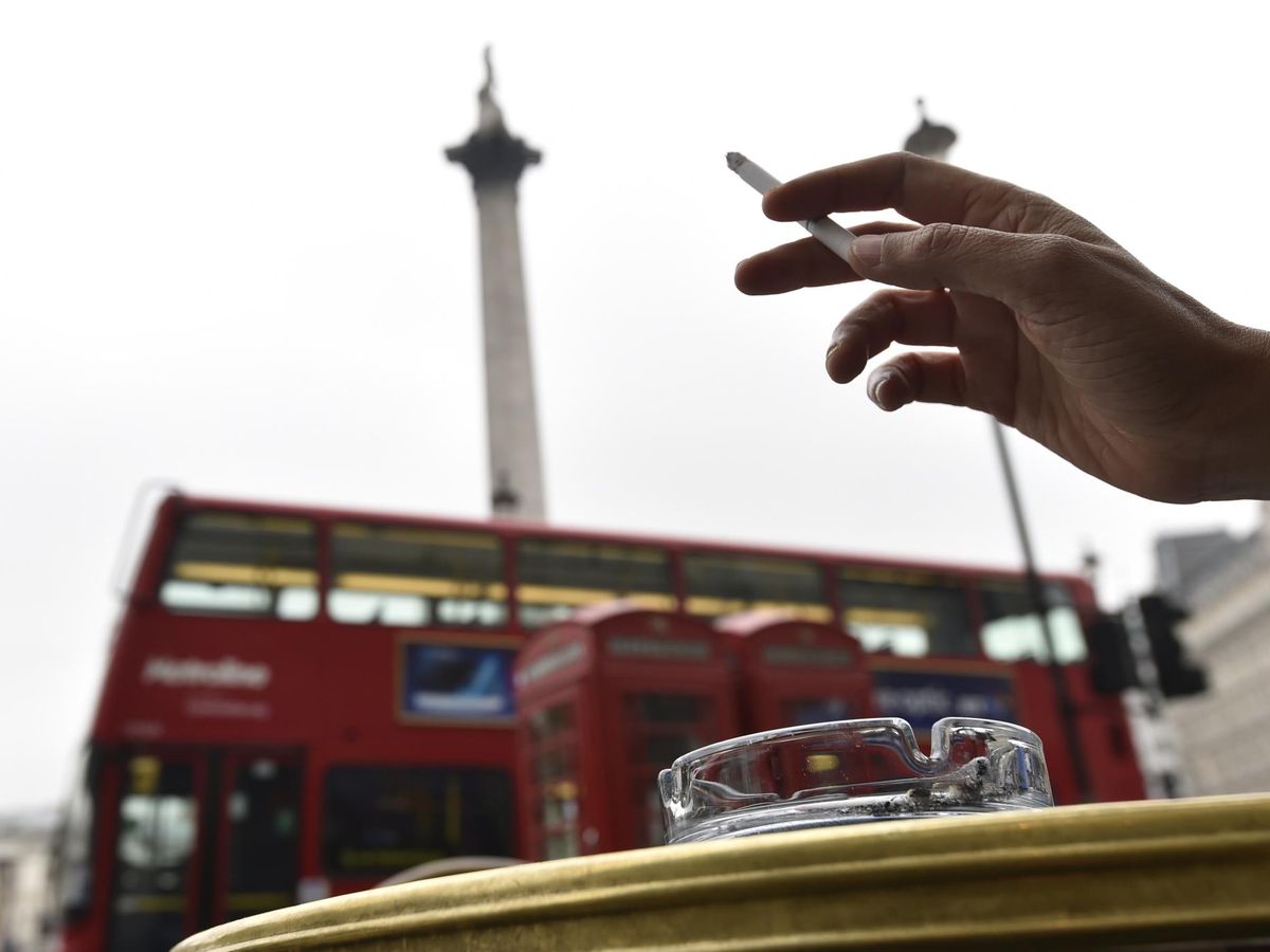 Foto: Una mujer fuma en Trafalgar Square, en el centro de Londres. (Reuters/Archivo/Toby Melville)
