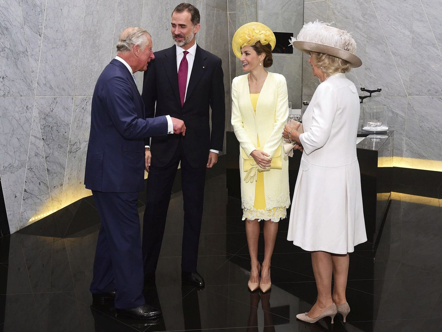 Los Reyes reciben al príncipe Carlos y a la duquesa de Cornualles en el hotel ME London. 