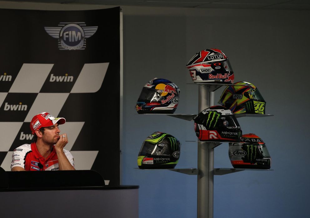 Foto: Cal Crutchlow observa su casco y el de sus compañeros en Jerez (Reuters).