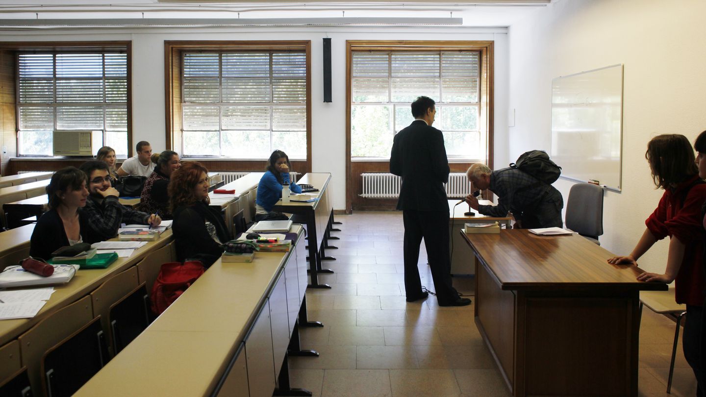 Alumnos de la Universidad Complutense de Madrid, durante una clase. (Reuters)