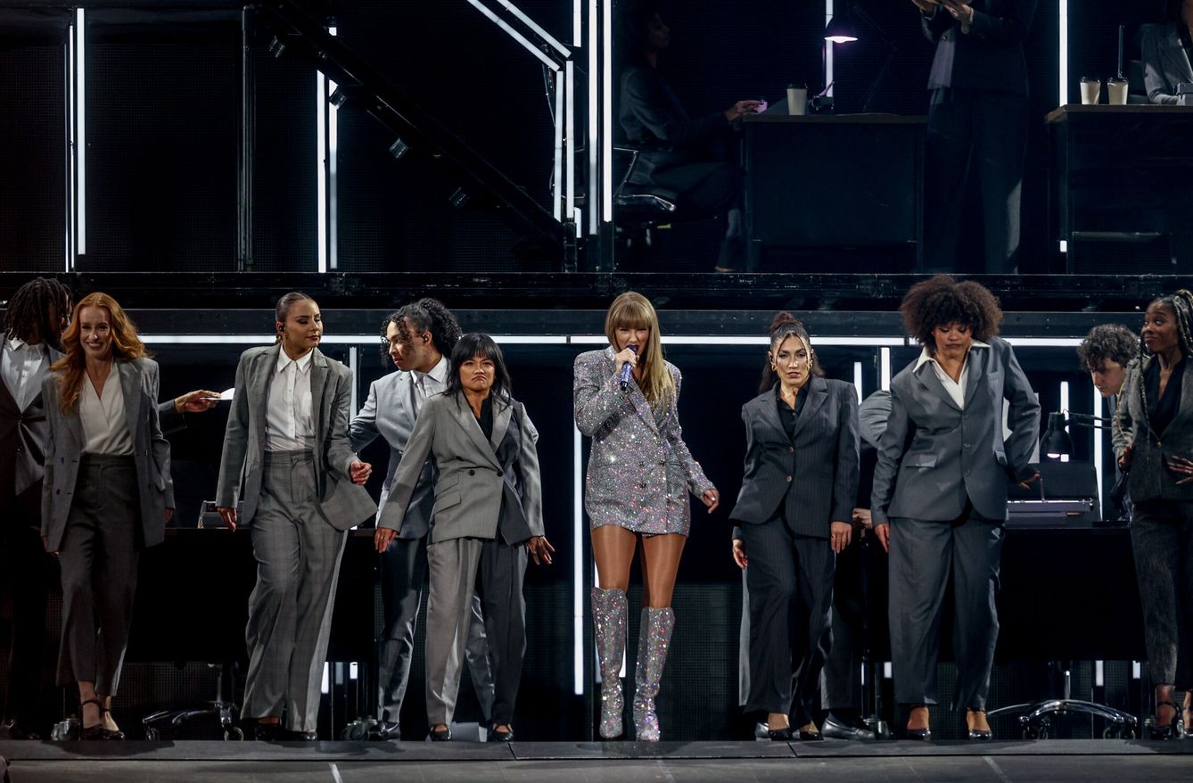 Taylor Swift acompañada de sus bailarinas. (Ricardo Rubio/Europa Press)