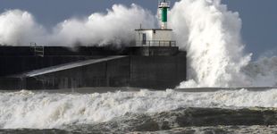Post de La AEMET alerta a un total de 13 provincias españolas por fenómenos costeros, viento y lluvia