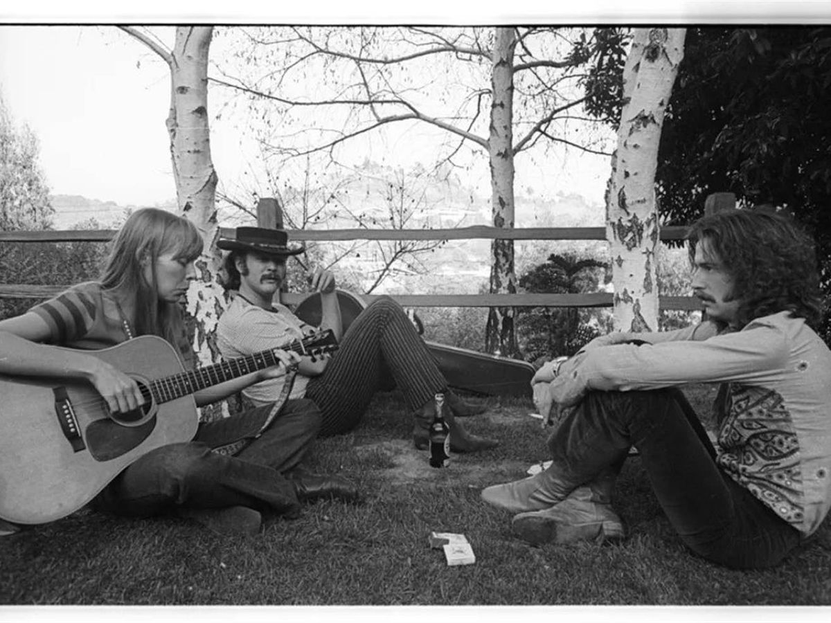 Foto: Joni Mitchell, David Crosby y Eric Clapton, en 1968, en Laurel Canyon.