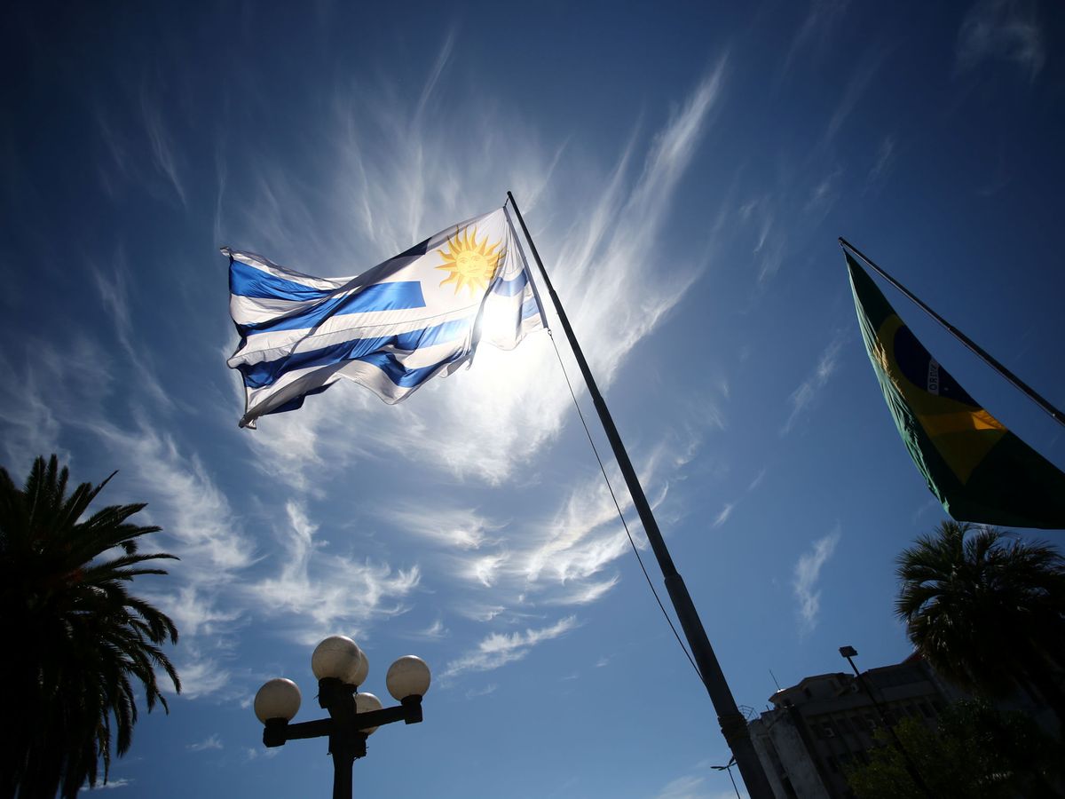 Foto: La bandera de Uruguay, junto a la de Brasil, en la frontera entre ambos países. (Reuters)