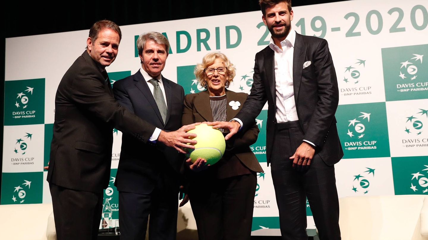 Piqué (d), con la alcaldesa de Madrid, Manuela Carmena, y el presidente madrileño, Ángel Garrido.