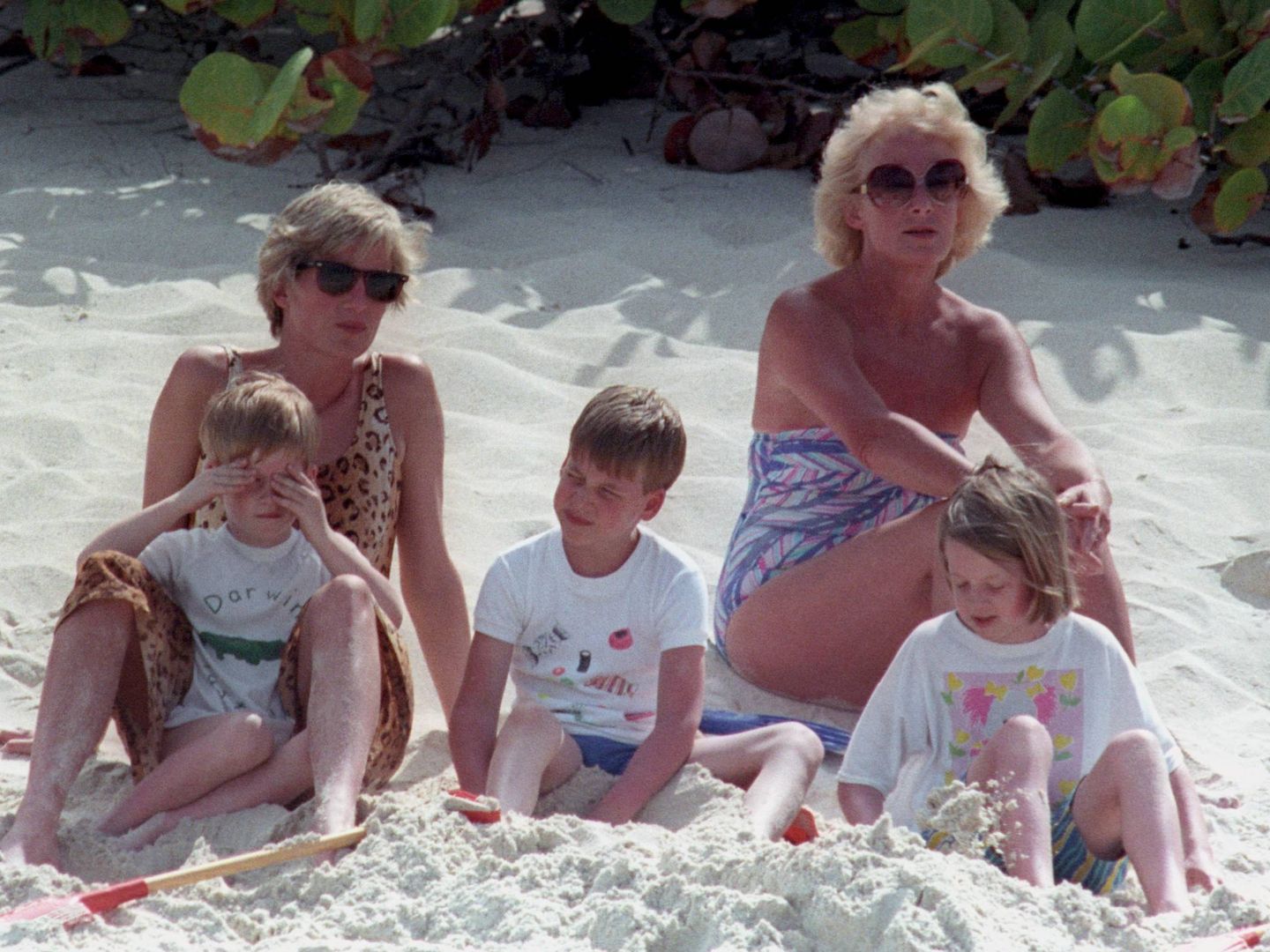 Diana de Gales, en la Isla Necker con Guillermo y Harry. (Cordon Press)