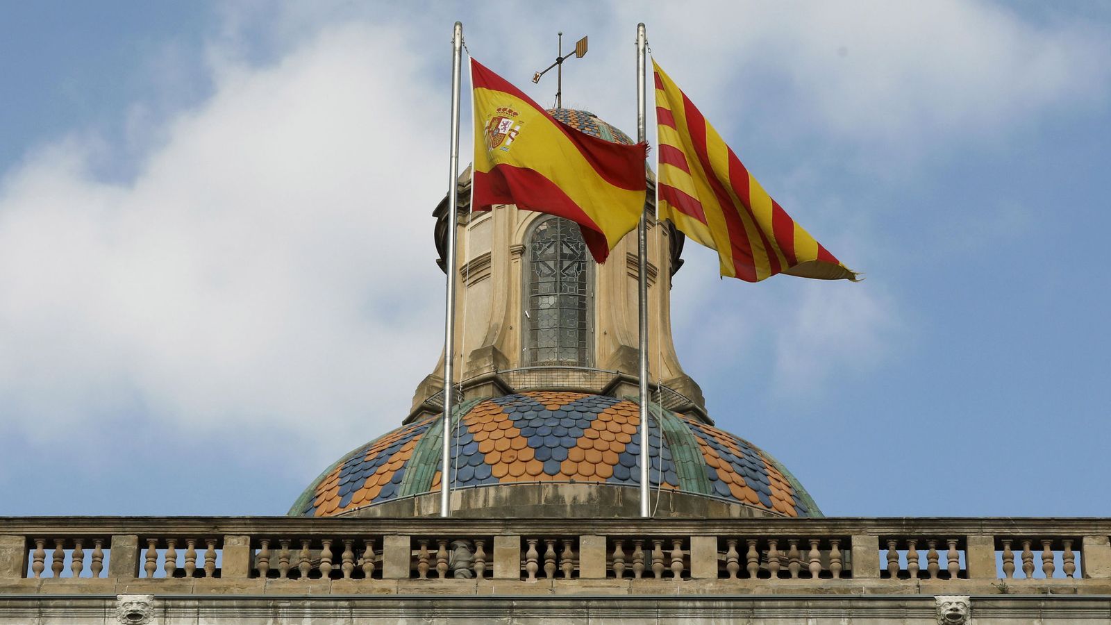 Foto: Bandera española y catalana en la sede de la Generalitat. (EFE)