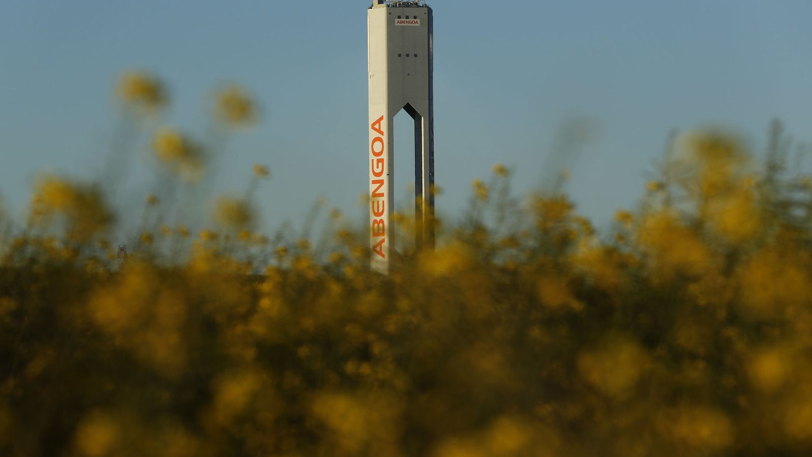 Foto: Una torre de uno de los parques solares de Abengoa cerca de Sevilla. (Reuters)