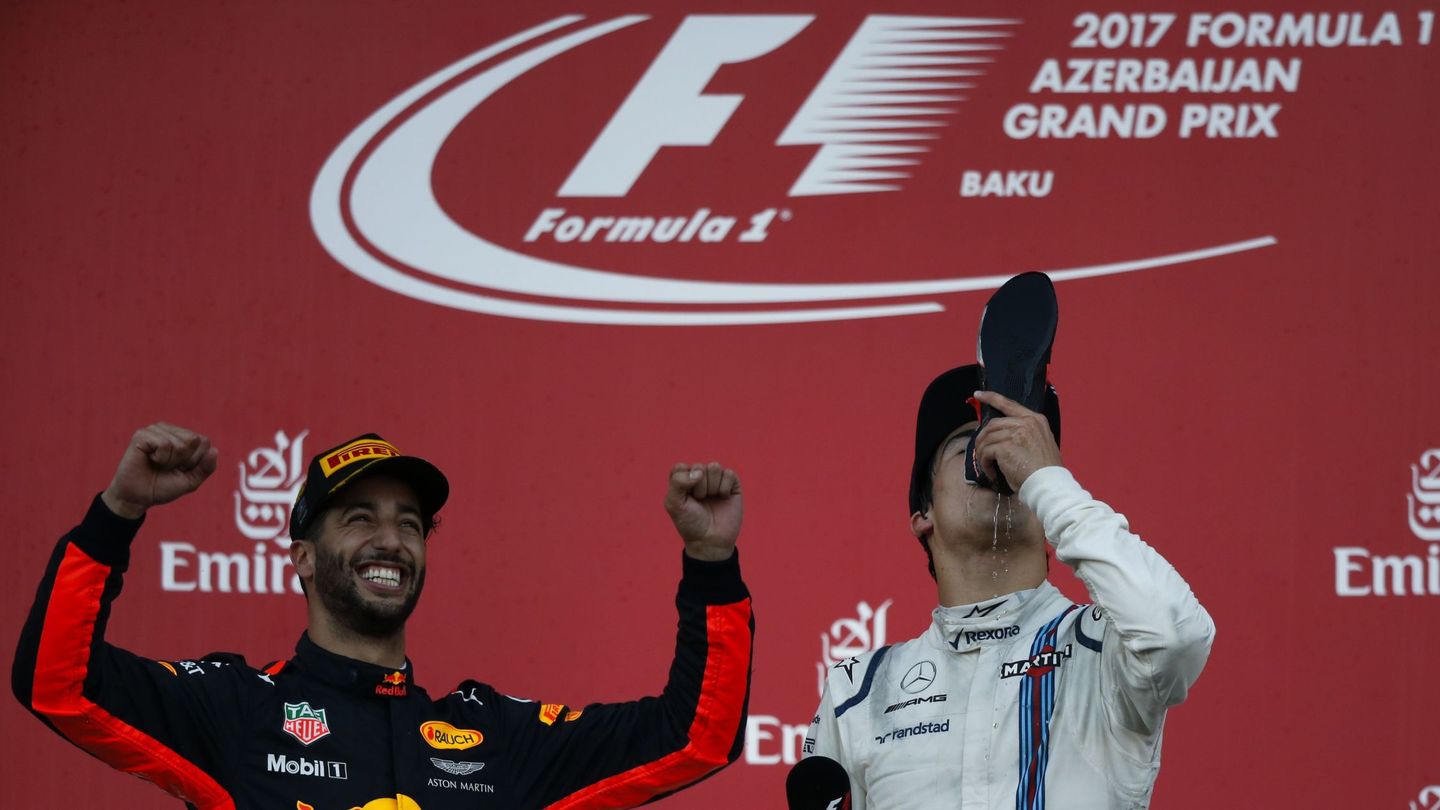 Stroll bebiendo de la bota de Ricciardo en el podio de Azerbaiyán. (Reuters)
