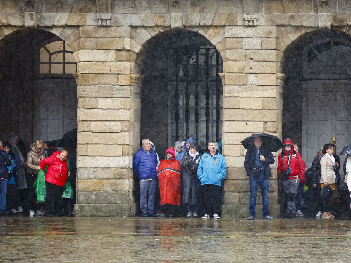 Foto: Vista de unos turistas en Santiago de Compostela, Galicia. (EFE/Lavandeira)