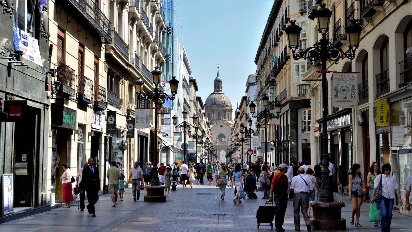 Multitud de viandantes pasean por las calles de Zaragoza (Pixabay)