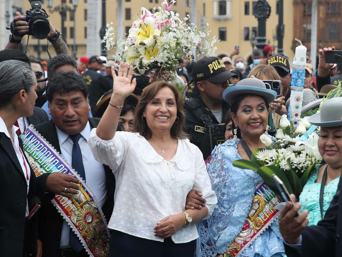 Foto: La nueva presidenta de Perú, Dina Boluarte, participa en una procesión de la Virgen de la Inmaculada. (EFE/Paolo Aguilar)