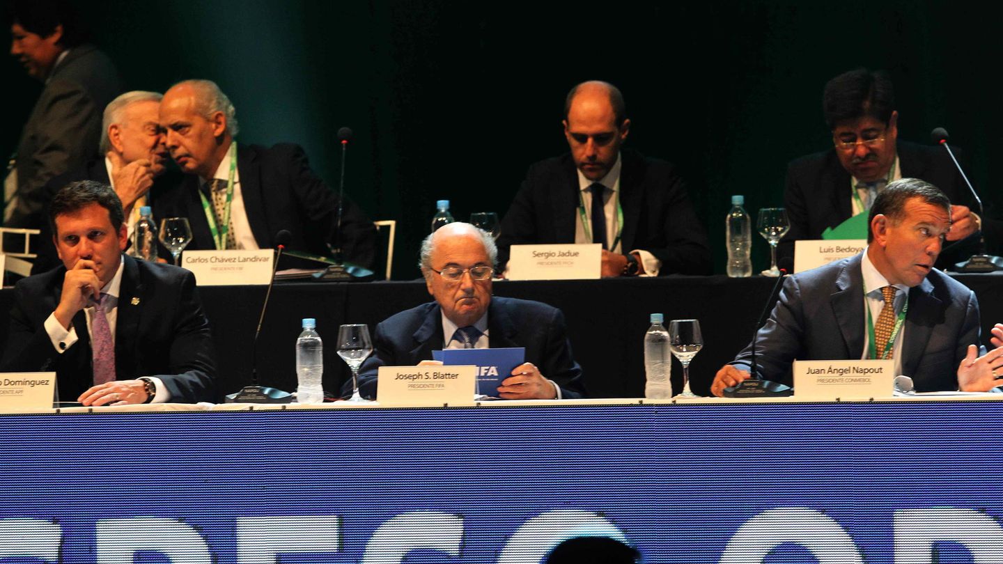 Alejandro Rodríguez, a la derecha, junto al expresidente de la FIFA, Joseph Blatter. (EFE / Andrés Cristaldo)