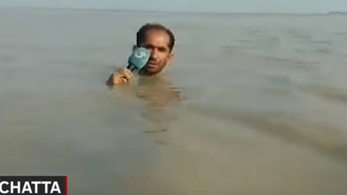 Con el agua al cuello... para informar de las inundaciones en Pakistán 
