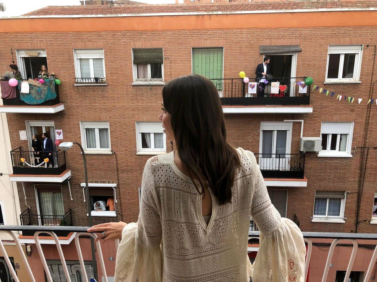 Foto: Una madrileña asomándose por su balcón. (EFE)