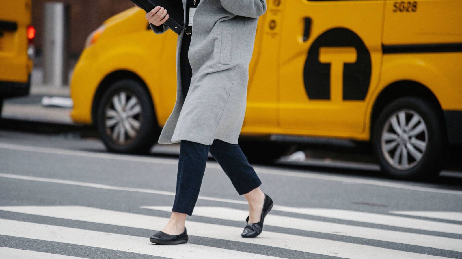 Foto: Las bailarinas se mantienen como uno de los zapatos más habituales durante los meses de entretiempo. (Pexels / Sora Shimazaki)