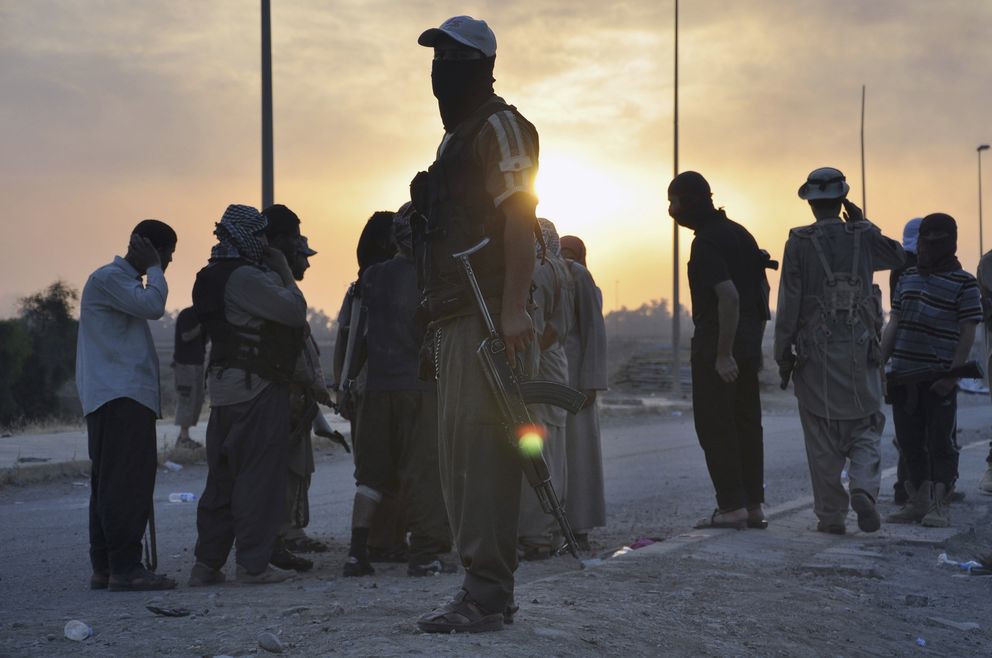 Milicianos del EI en un check-point en la ciudad de Mosul, al norte de Irak (Reuters).