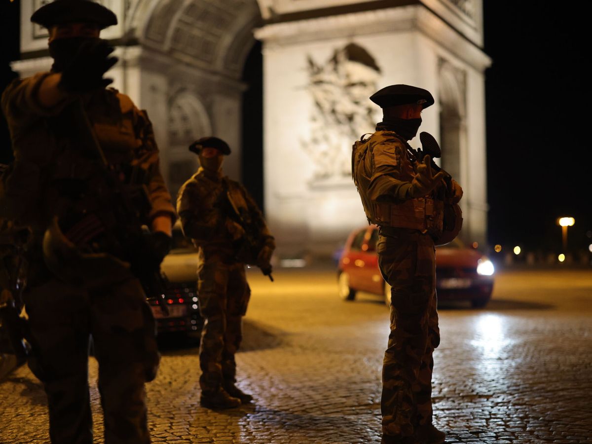 Foto: Dispositivo de seguridad por las protestas tras la muerte de un joven a manos de la policía en Francia. (EFE/Olivier Matthys)