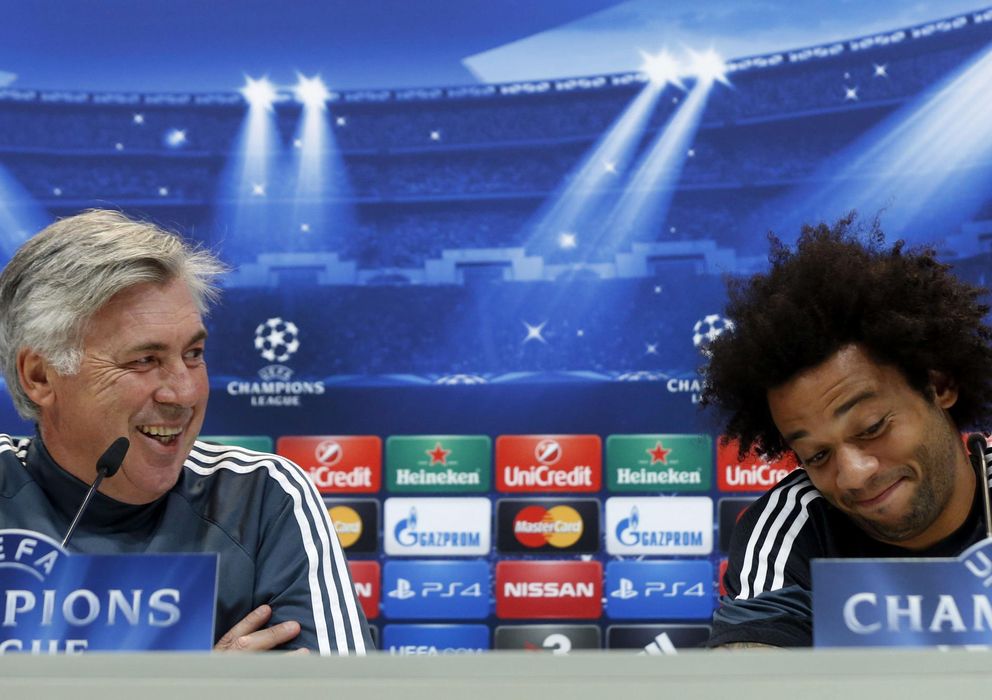 Foto: Carlo Ancelotti y Marcelo bromean durante la rueda de prensa de este lunes.